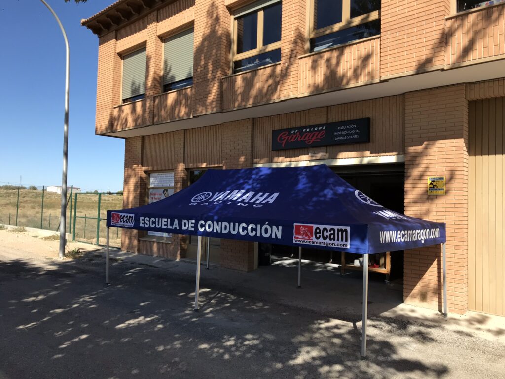 Carpa personalizada con impresión de marca y diseño gráfico profesional, creada para eventos, empresas y publicidad exterior mediante soluciones visuales de gran formato y acabados resistentes.
