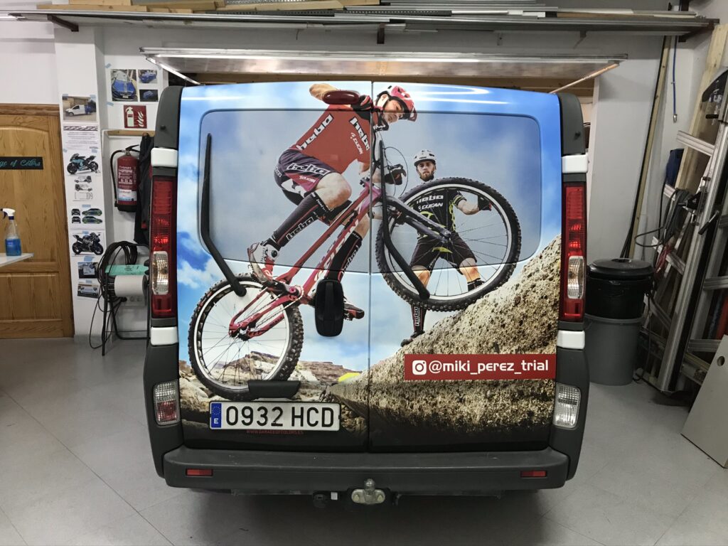 Vehículo rotulado con vinilos personalizados de gran formato, aplicando diseño gráfico profesional e impresión de alta calidad para publicidad, imagen de marca y personalización visual.
