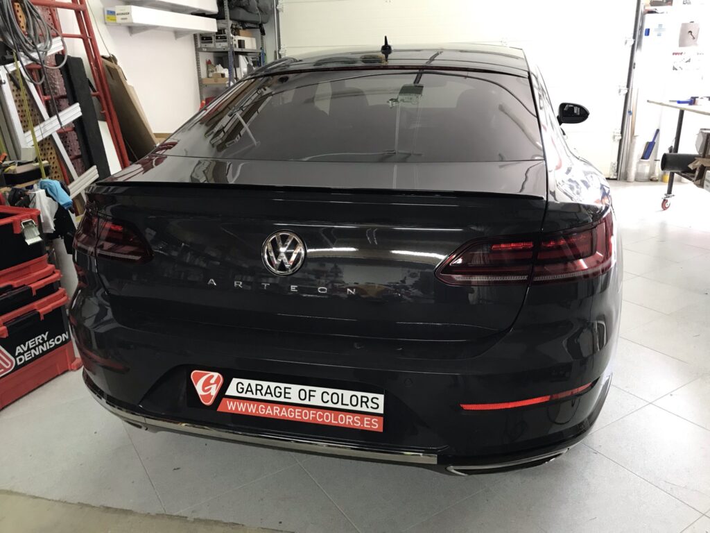 Coche con láminas solares instaladas en cristales traseros, ofreciendo mayor privacidad, protección frente a los rayos solares y mejora estética mediante soluciones profesionales para vehículos.