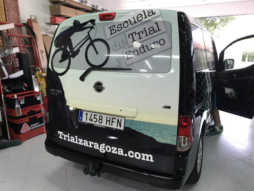 Vehículo comercial rotulado con vinilos personalizados e impresión digital de alta calidad, diseñado para potenciar la imagen de marca, publicidad móvil y comunicación visual de empresas.