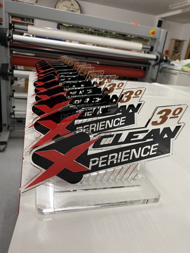Rótulos personalizados fabricados con materiales de calidad y diseño gráfico profesional, ideales para mejorar la imagen visual de empresas, eventos y proyectos publicitarios a medida.