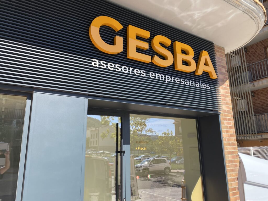 Rótulo exterior corporativo instalado en fachada de negocio, diseñado con letras personalizadas y acabados profesionales para mejorar la imagen de marca y la visibilidad comercial de empresas.
